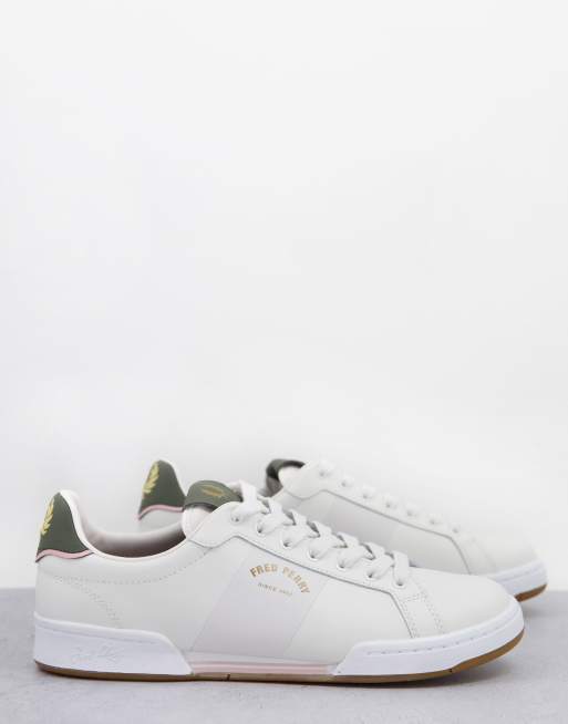Fred Perry - Leren sneakers met gebogen logo in wit/goud