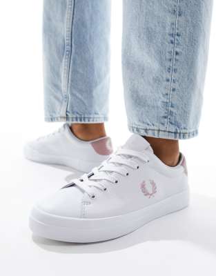 Fred Perry - Lottie - Strukturierte Leder-Sneaker in Weiß