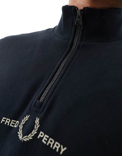 Fred Perry - Maglione nero con zip corta e grafica in rilievo, 3 di 4