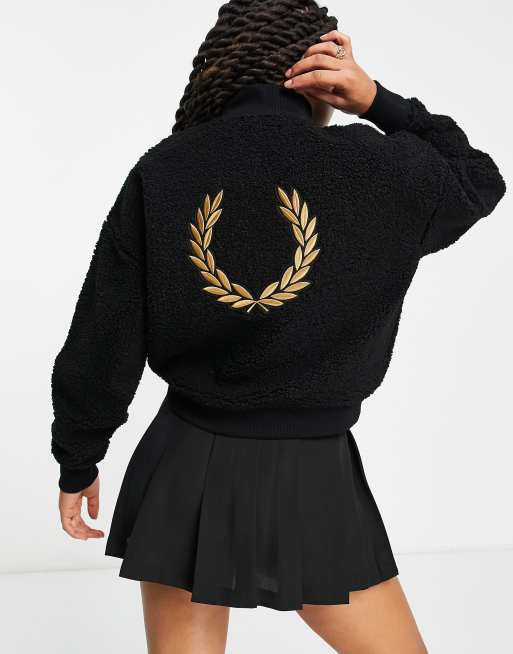 Fred Perry - Maglione nero in pile borg con stampa di corona d'alloro sul retro e zip corta