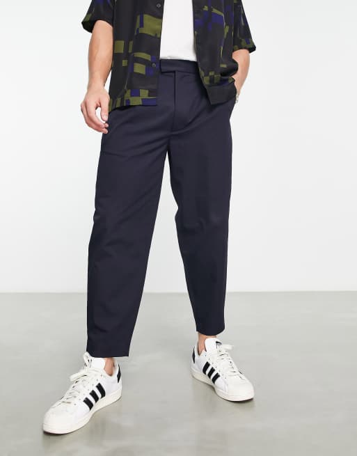 Fred Perry – Marinblå, avsmalnande, ankellånga byxor i twill