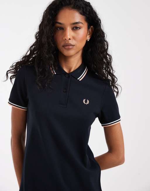 Fred Perry – Marinblå pikéklänning i minilängd med vita och persikofärgade kantränder, 2 av 4