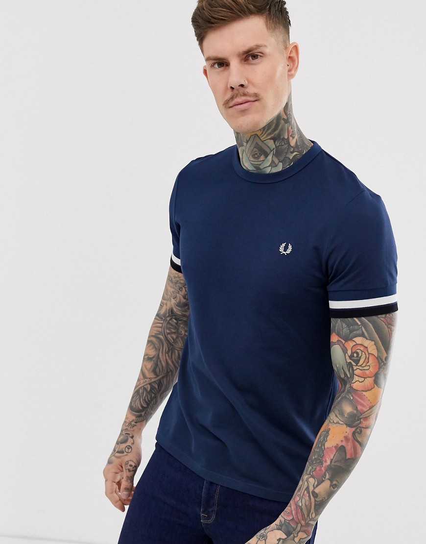 Fred Perry – Marinblå t-shirt i piké med breda dekorränder
