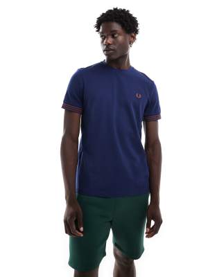 Fred Perry – Marinblå t-shirt med kontrasterande muddar - view 1