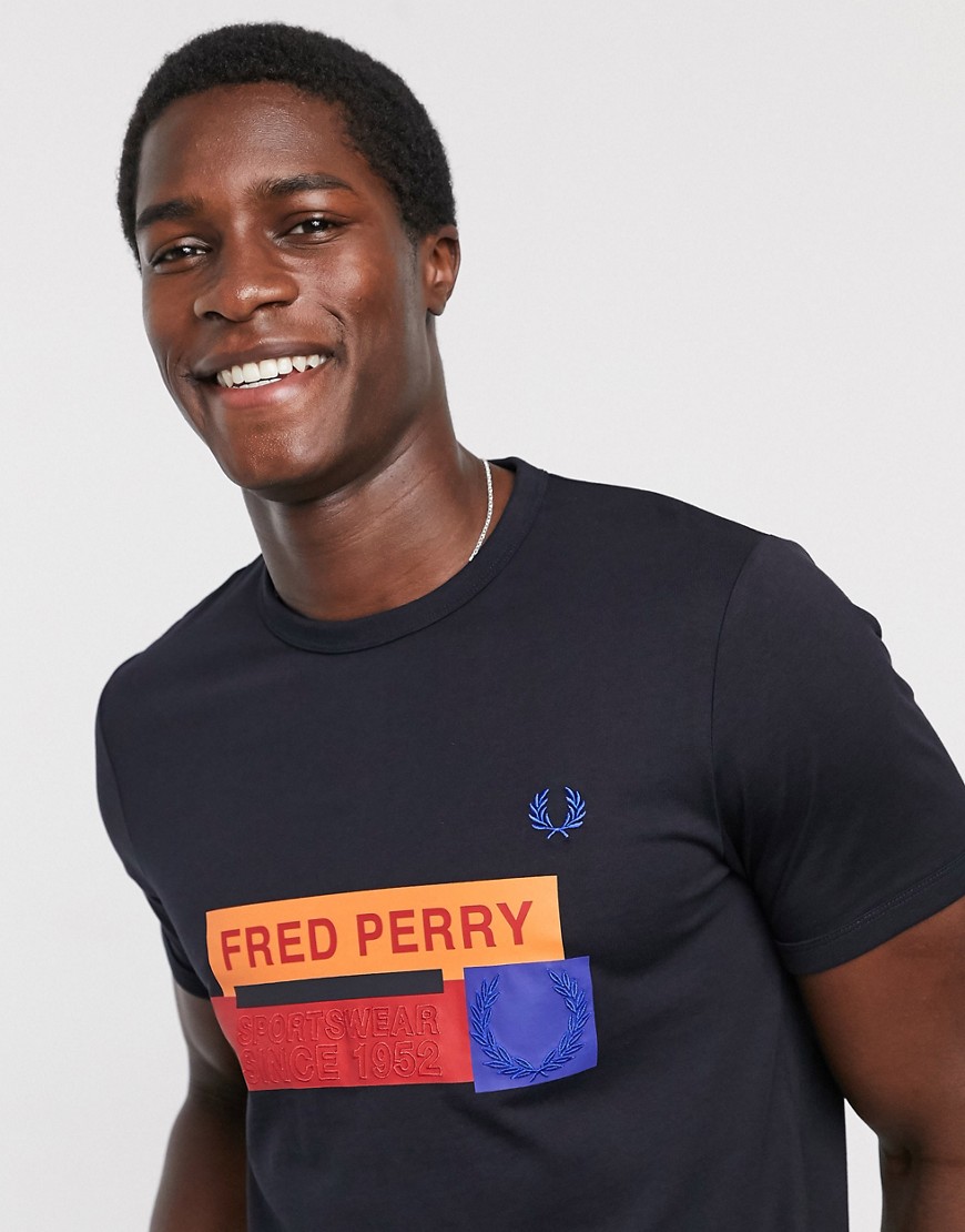 Fred Perry – Marinblå t-shirt med vintage-logga-Svart