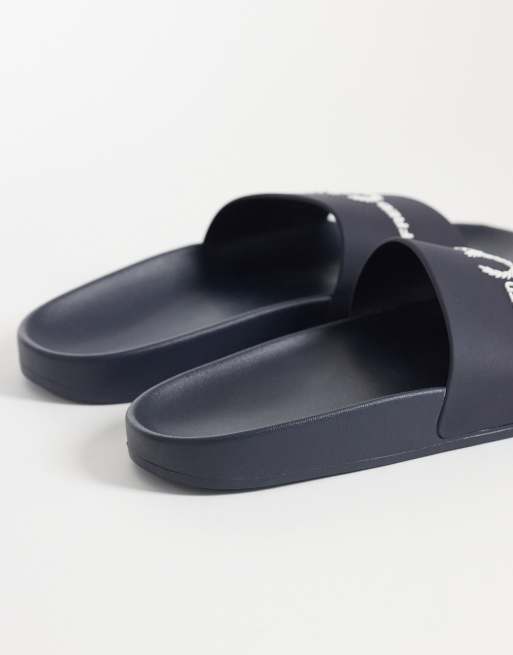 Fred Perry – Marinblå tofflor med logga, 4 av 4