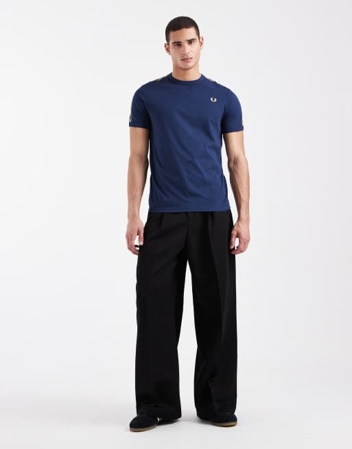 Fred Perry - Marineblå T-shirt med kantbånd i halsen og pyntebånd med logo, 2 af 5