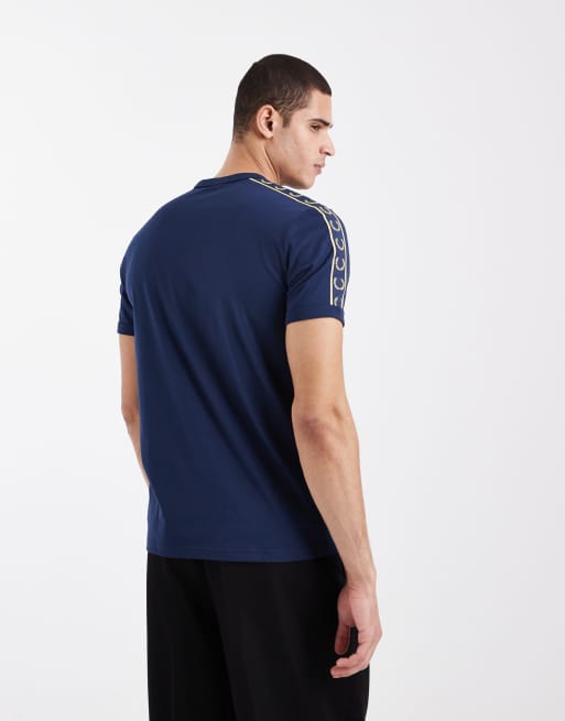 Fred Perry - Marineblå T-shirt med kantbånd i halsen og pyntebånd med logo, 3 af 5