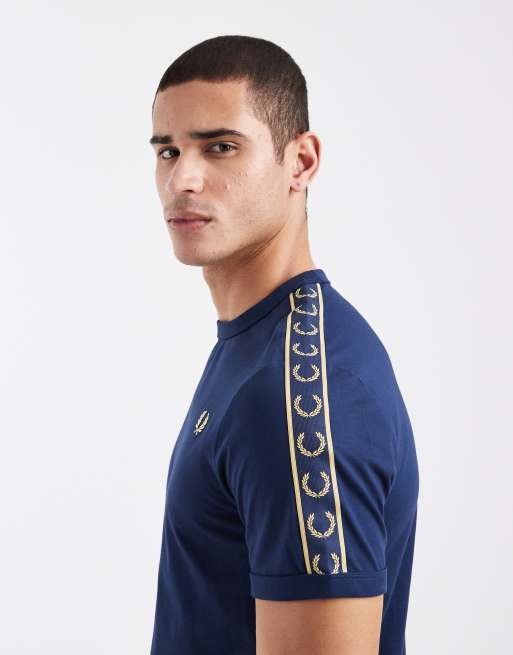 Fred Perry - Marineblå T-shirt med kantbånd i halsen og pyntebånd med logo, 4 af 5