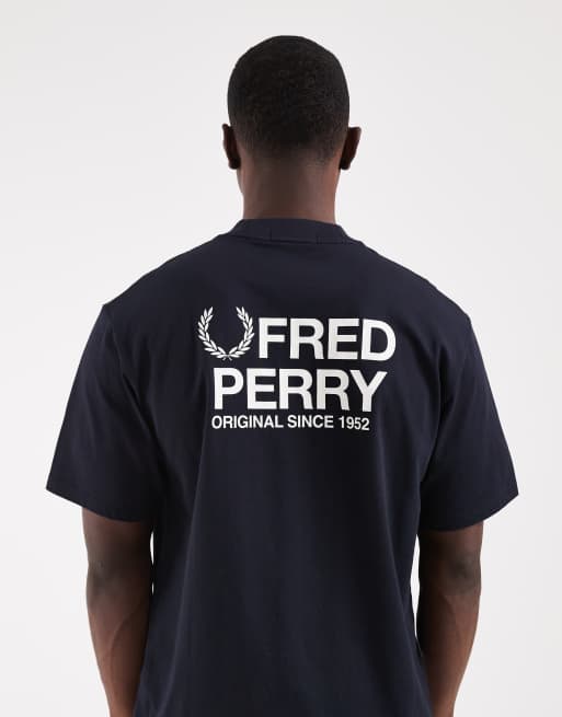 Fred Perry - Marineblå T-shirt med print på ryggen og tekst-logografik, 2 af 5