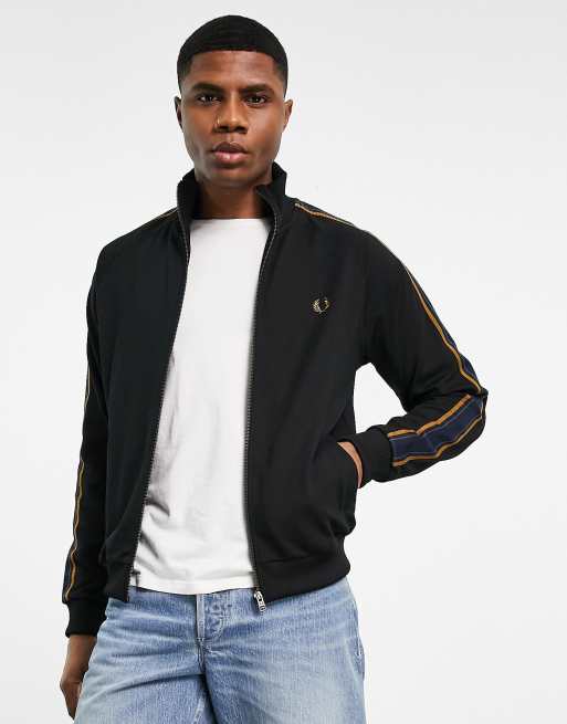 Fred Perry medal tape – Trainingsjacke in Schwarz mit Zierband im Medaillen-Design 