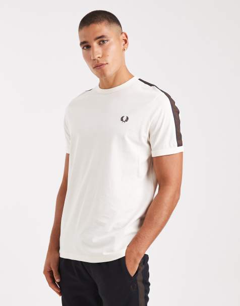 Fred Perry – Naturvit och tobaksbrun t-shirt med tejpade detaljer och kantdetaljer - view 1