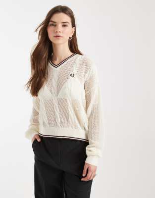 Fred Perry - Netzstoff-Pullover in Ecru mit Zopfmuster und Logo-Neutral