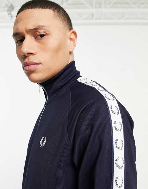 Fred Perry – Niebieska kurtka dresowa z ozdobną taśmą, 3 z 4