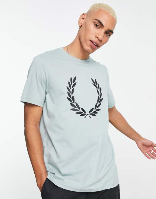Fred Perry – Niebieski T-shirt z dużym motywem wieńca laurowego