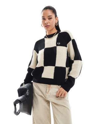 Fred Perry - Oversize-Strickpullover mit Schachbrettmuster in Schwarz und gebrochenem Weiß