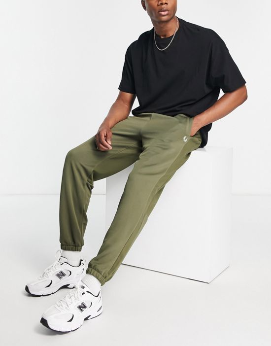 https://images.asos-media.com/products/fred-perry-panel-track-sweatpants-in-green/203130639-1-green?$n_550w$&wid=550&fit=constrain