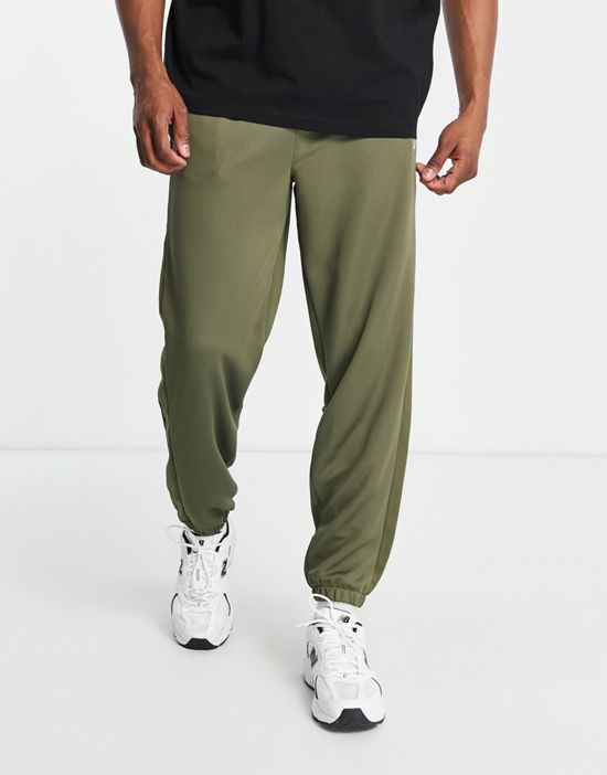 https://images.asos-media.com/products/fred-perry-panel-track-sweatpants-in-green/203130639-4?$n_550w$&wid=550&fit=constrain