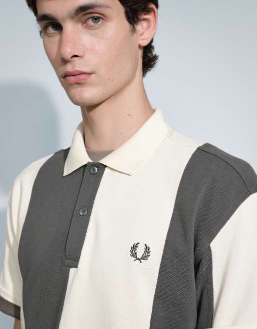 Fred Perry panelerad pikétröja med cut and sew i naturvit och khaki, 3 av 9