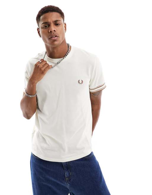 Fred Perry – Pikee-T-Shirt in Ecru mit auffälligen Zierstreifen