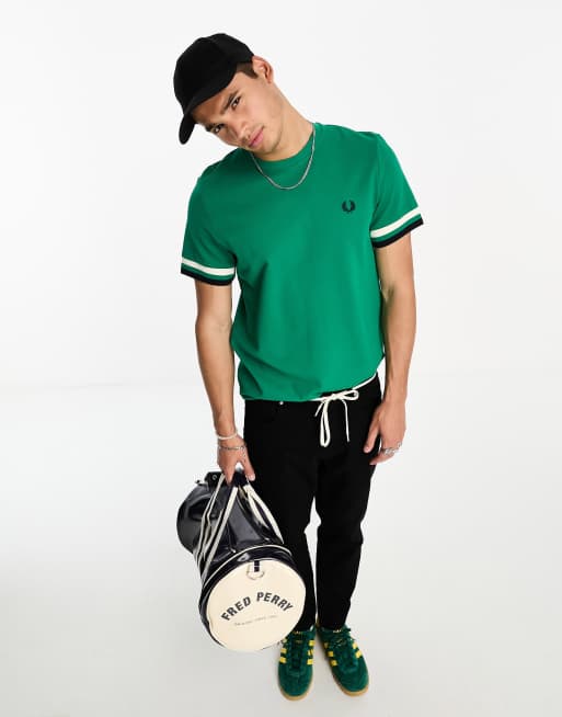 Fred Perry – Pikee-T-Shirt in Fred-Perry-Grün mit auffälligen Zierstreifen