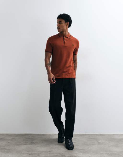 Fred Perry pikétröja med dubbla ränder i brandy med marinblå och mörkgröna detaljer, 2 av 5