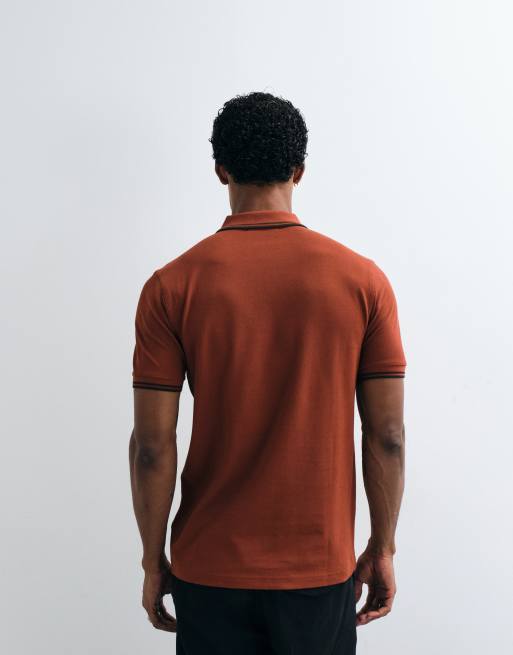 Fred Perry pikétröja med dubbla ränder i brandy med marinblå och mörkgröna detaljer, 3 av 5
