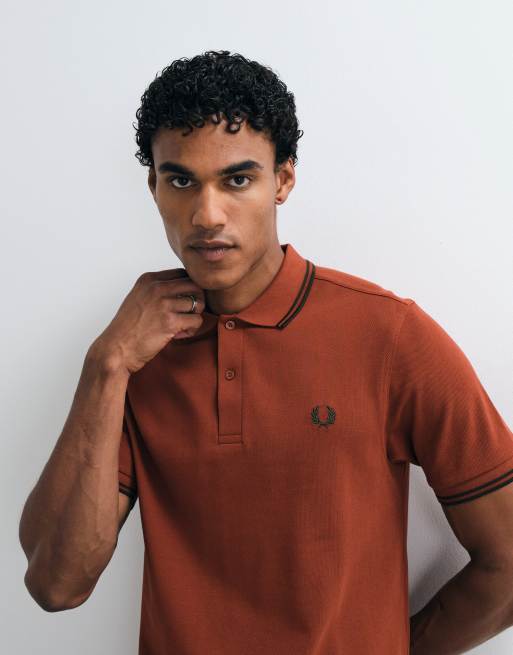 Fred Perry pikétröja med dubbla ränder i brandy med marinblå och mörkgröna detaljer, 5 av 5