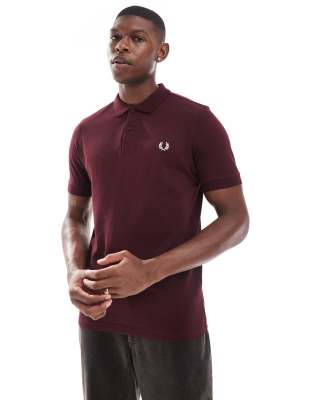 Простая рубашка поло Fred Perry бордового цвета 22990₽