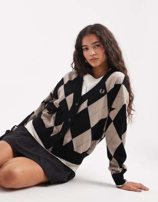 Fred Perry - Pointelle-Strickjacke in Schwarz und Beige mit Rautenmuster