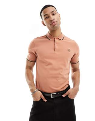 Fred Perry - Polo color corallo con colletto a contrasto