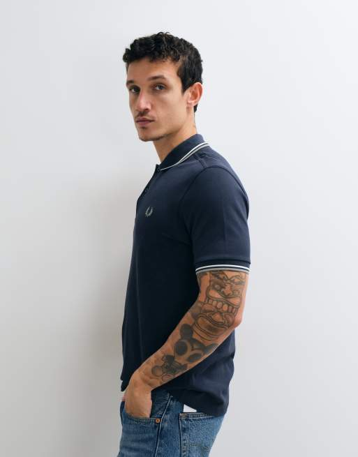 Fred Perry polo de doble ribete en azul airforce con ribetes crudos y verdes, 2 de 5