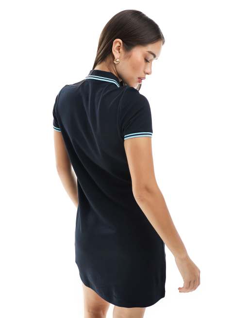 Fred Perry – Polo-Hemdblusenkleid in Schwarz mit zwei Zierstreifen in Blau, 4 von 4