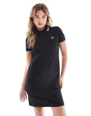 Fred Perry - Polo-Hemdblusenkleid in Schwarz mit zwei Zierstreifen