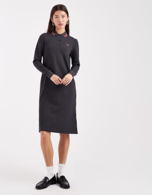 Fred Perry - Polo-Kleid in Dunkelgrau mit doppeltem Kontraststreifen
