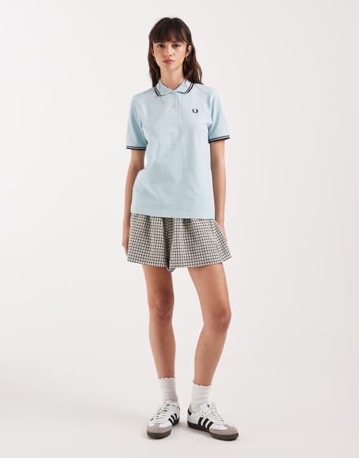 Fred Perry – Polohemd in Babyblau mit zwei Zierstreifen und Logo, 2 von 4