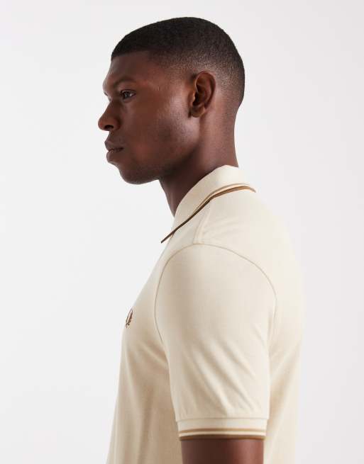 Fred Perry – Polohemd in Creme mit zwei Zierstreifen, 4 von 5