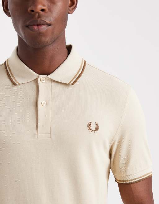 Fred Perry – Polohemd in Creme mit zwei Zierstreifen, 5 von 5