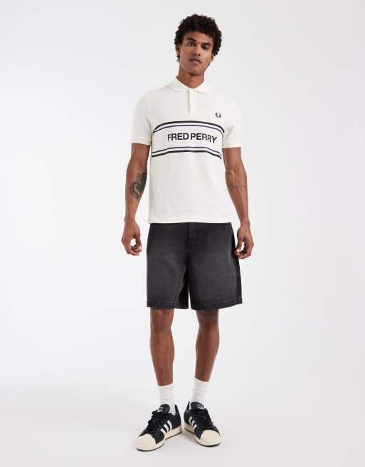 Fred Perry – Polohemd in Ecru mit Textlogo-Grafik, 2 von 5