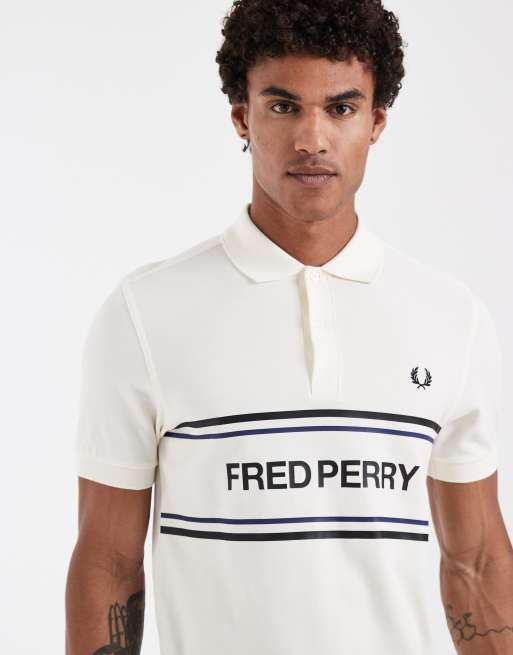 Fred Perry – Polohemd in Ecru mit Textlogo-Grafik, 4 von 5