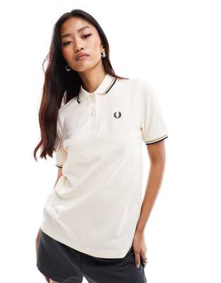 Fred Perry - Polohemd in gebrochenem Weiß mit doppelten Zierstreifen