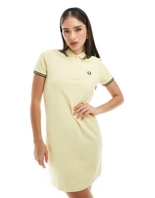 Fred Perry - Polohemd in Gelb mit zwei Zierstreifen in Schwarz