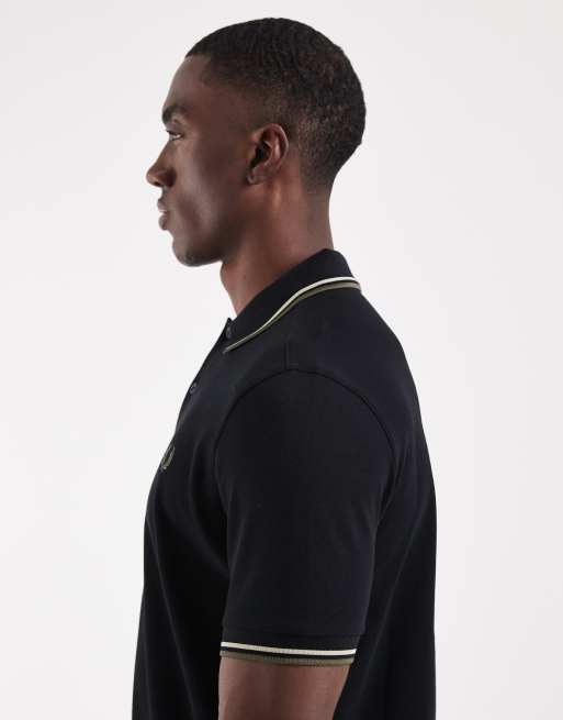 Fred Perry – Polohemd in Schwarz mit zwei Zierstreifen in Beige , 3 von 5