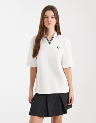 Fred Perry - Polohemd in Weiß mit Logo und offenem Kragen mit Zierstreifen