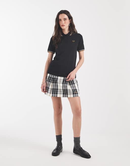 Fred Perry Polohemd mit doppelten Kontraststreifen in Schwarz mit karamellfarbenen Abschlüssen, 4 von 4