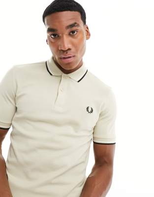 Fred Perry – Polohemd mit zwei Zierstreifen in Creme