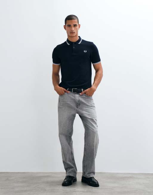 Fred Perry – Polohemd mit zwei Zierstreifen und Logo, in Marine/Weiß, 4 von 5
