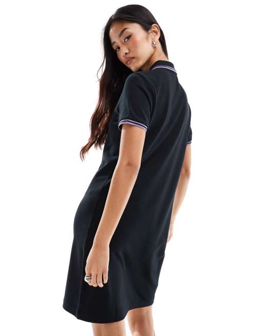 Fred Perry – Polokleid in Schwarz mit zwei glitzernden Zierstreifen in Lila, 3 von 4