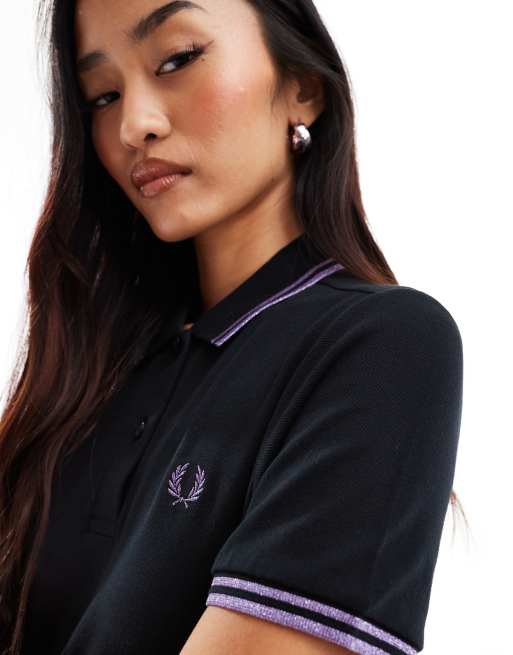 Fred Perry – Polokleid in Schwarz mit zwei glitzernden Zierstreifen in Lila, 4 von 4