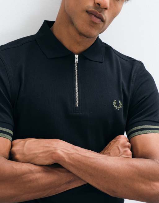Fred Perry poloshirt met contrasterende bies en rits in zwart, 2 van 5